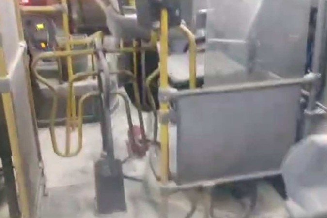 Criminoso entrou armado em ônibus - (crédito: Material cedido ao Correio) Criminoso entrou armado em ônibus - (crédito: Material cedido ao Correio)
