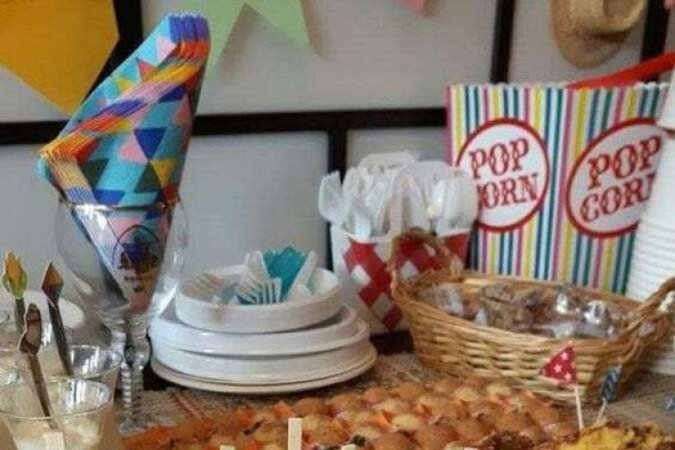 O tradicional milho pode estar na mesa posta com outros acessórios juninos