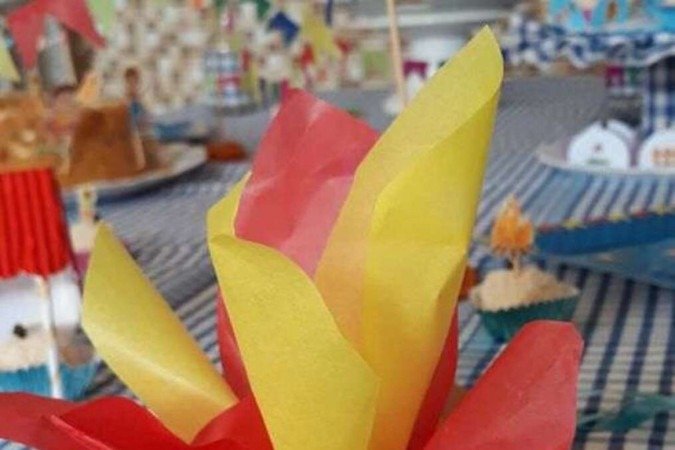 Na mesa posta, estampa com acessórios juninos ajuda a ornamentar com 
ousadia as deliciosas comidas