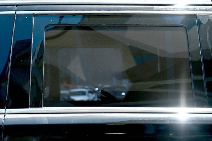 O ex-presidente dos EUA, Donald Trump, é visto pela janela de seu veículo ao chegar ao Tribunal Federal dos Estados Unidos Wilkie D. Ferguson Jr. em Miami, Flórida - (crédito: CHANDAN KHANNA / AFP) O ex-presidente dos EUA, Donald Trump, é visto pela janela de seu veículo ao chegar ao Tribunal Federal dos Estados Unidos Wilkie D. Ferguson Jr. em Miami, Flórida - (crédito: CHANDAN KHANNA / AFP)