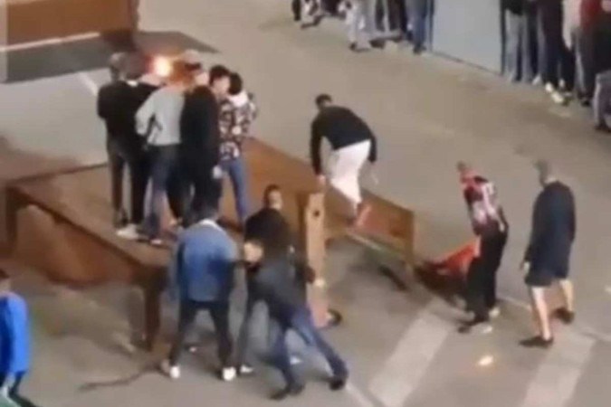Vídeo: Mulher distraída é atacada em corrida de touros na Espanha