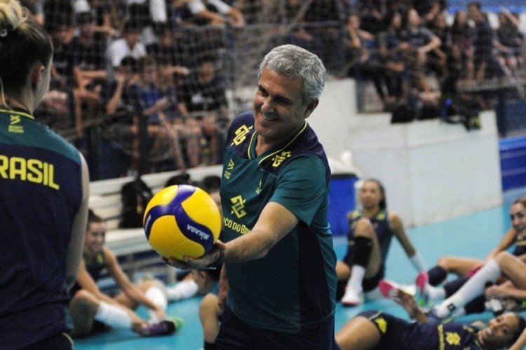 Zé Roberto ressalta ter ficado mais maleável com o tempo: "Hoje, sou um técnico que conversa e ouve mais"