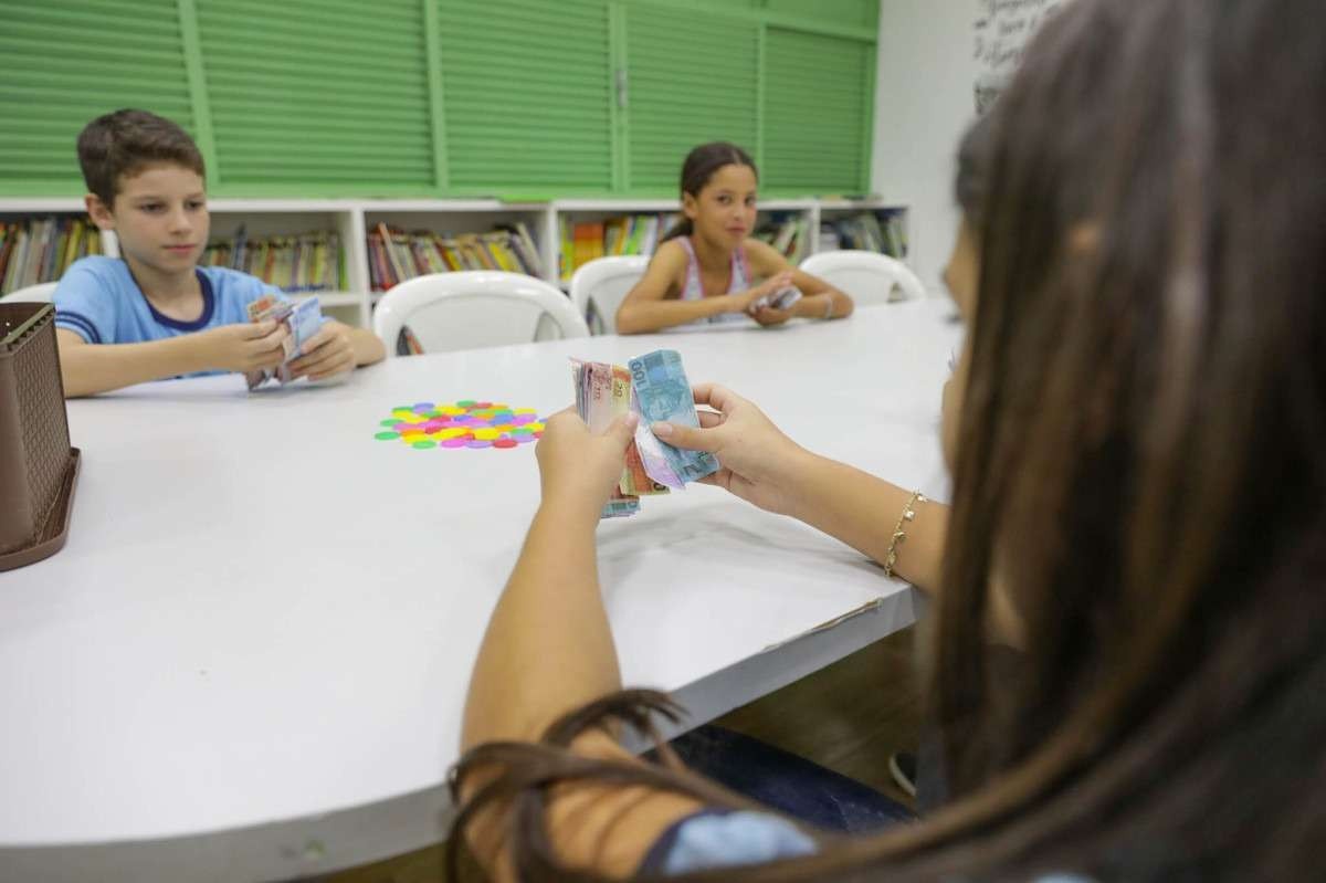 Iniciativa leva educação financeira para alunos da rede pública 