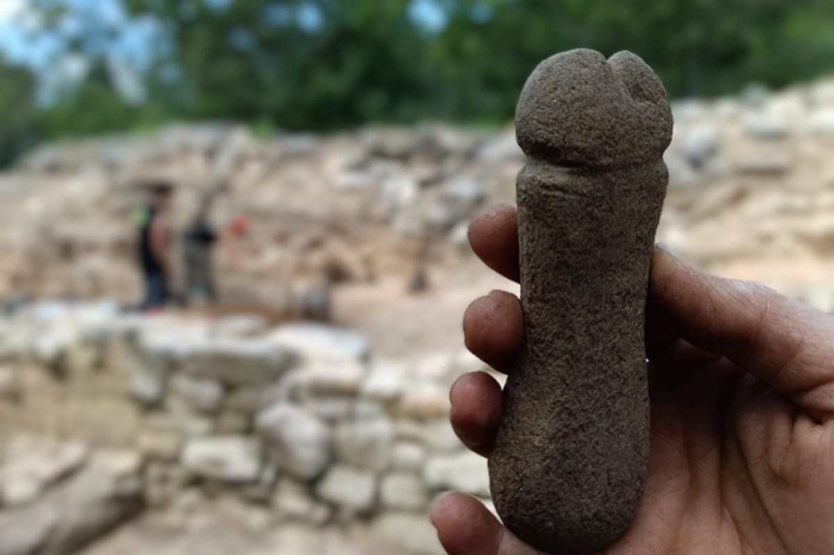 Pedra em forma de pênis de 500 anos é encontrada e tem uso inusitado