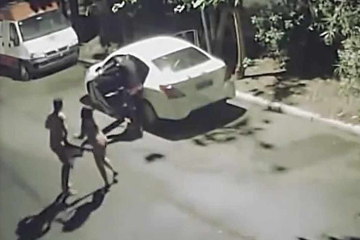 Vídeo de assalto a casal que fazia sexo em carro viraliza