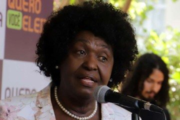 Café da manhã promovido pela startup 'Quero você Eleita' realizado no Gentil Café, pausa & prosa. Na imagem, Benedita da Silva, deputada federal, fica emocionada durante o evento. - (crédito: Luís Tajes/Gentil Café) Café da manhã promovido pela startup 'Quero você Eleita' realizado no Gentil Café, pausa & prosa. Na imagem, Benedita da Silva, deputada federal, fica emocionada durante o evento. - (crédito: Luís Tajes/Gentil Café)