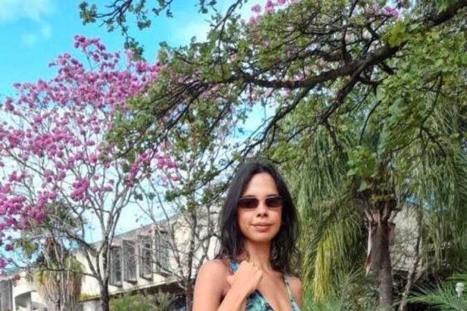 Raíssa Matos, 24, é estudante de serviço social e gosta de acompanhar tendências que se encaixam na sua paleta de roupas verdes, reutilizáveis e, por vezes, vintage