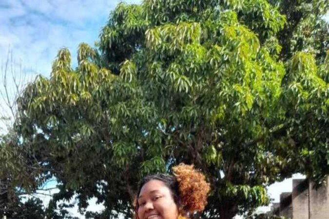 Raquel Emanuela, 21, é estudante de medicina veterinária e considera as cores e os acessórios, em especial, os brincos, os principais parâmetros para montar um bom look