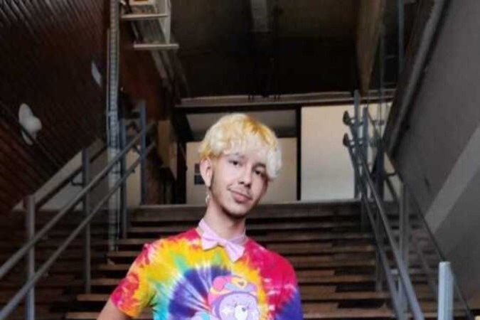 Vitor Hugo Beca, 18, é aluno 
de psicologia e gosta de roupas rasgadas nas pernas, para destacá-las. Sua inspiração 
está no K-Pop