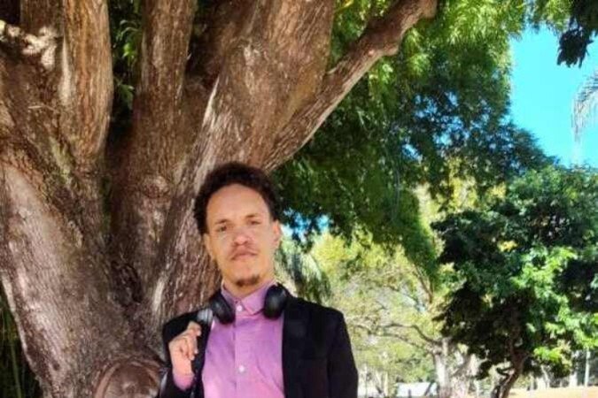 Breno Michael, 23, é estudante de ciência política e duas vezes por semana, por conta do estágio, se veste com traje social. Para ele, tais peças passam um ar de seriedade, sensação que aprecia. Nos demais dias da semana, veste-se de forma mais despojada