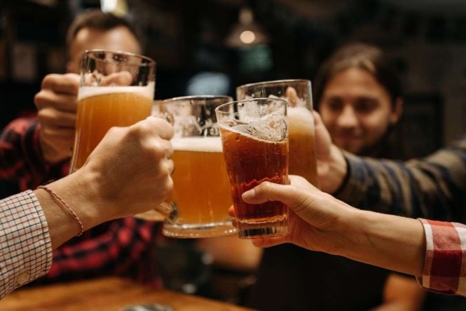 De acordo com o Ministério da Saúde, o consumo excessivo de álcool, no Brasil, aumentou de 17,2% para 20,8% de 2008 a 2023 -  (crédito: Divulgação Oktoberfest/Canva Pro)