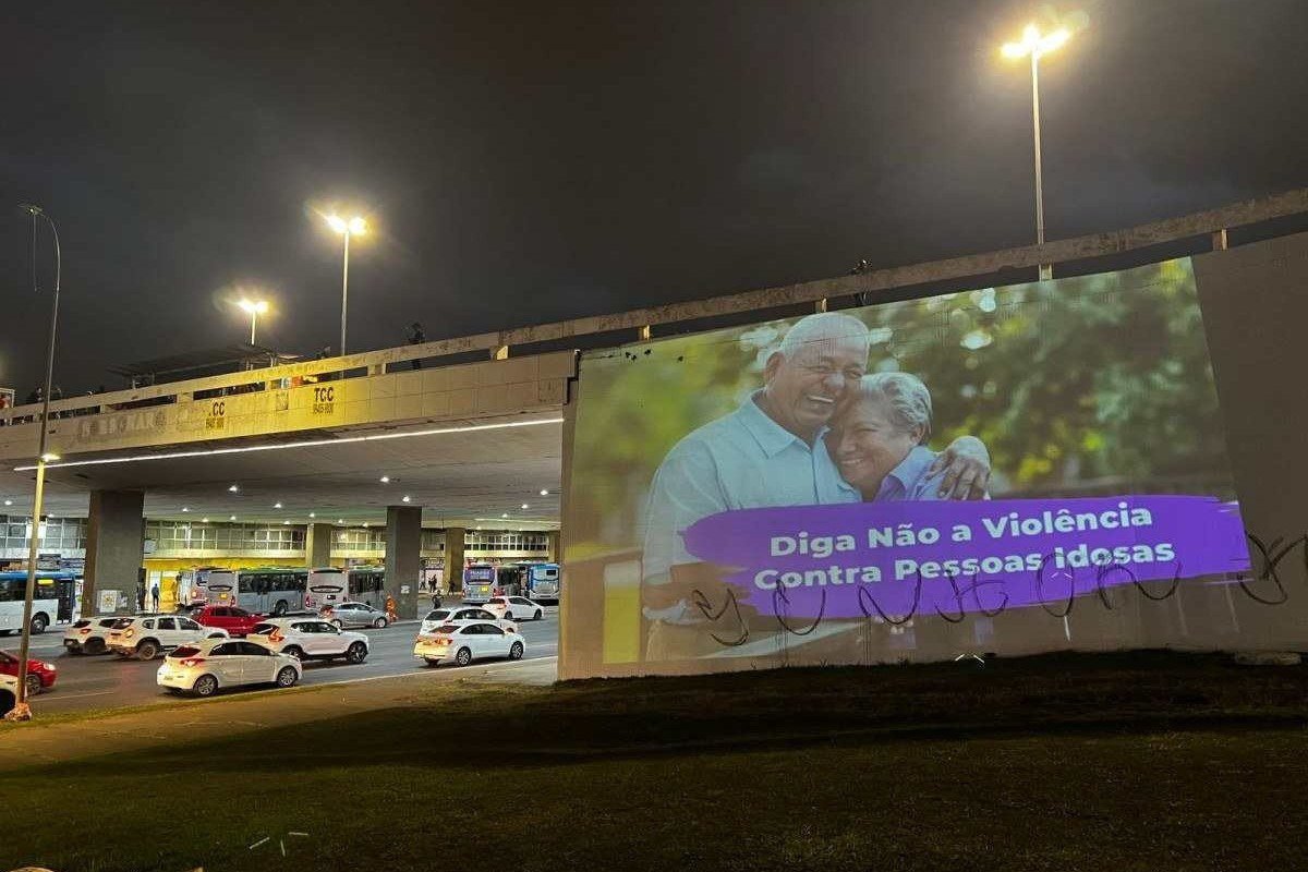 Projeções em prédios de Brasília alertam para violência contra o idoso