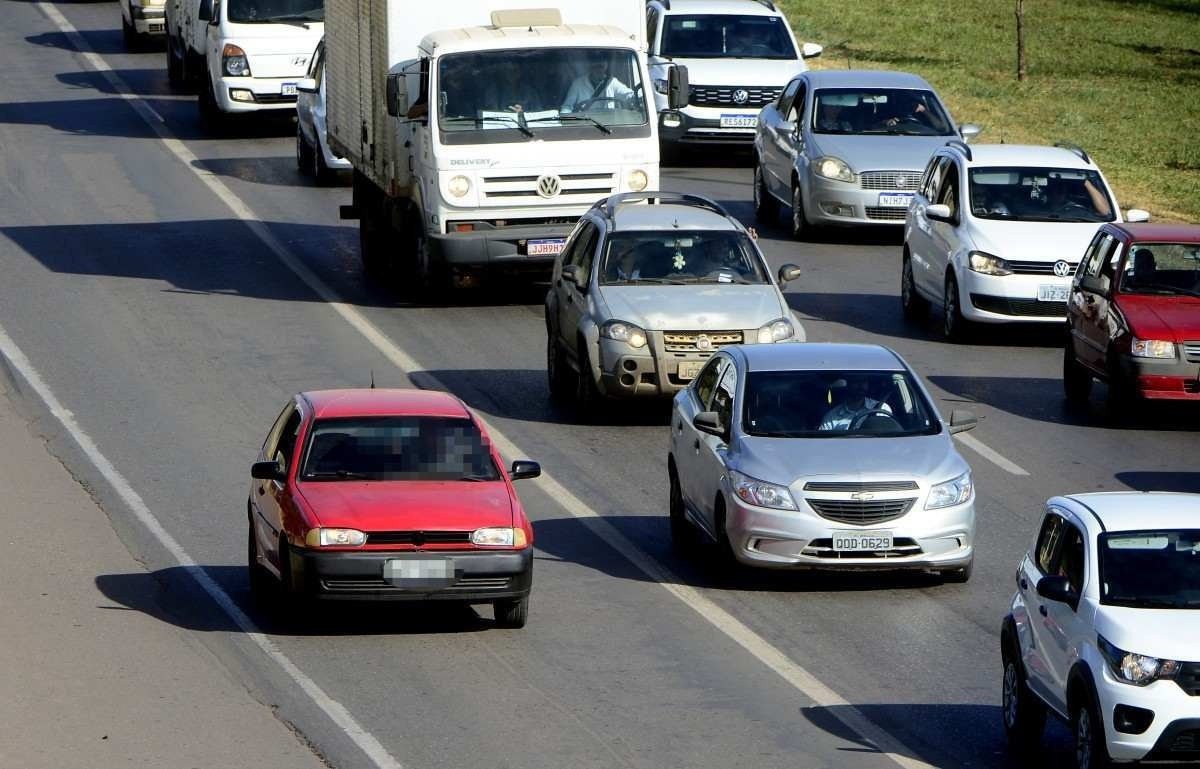 Colisão entre carro e moto deixa vítima ferida na EPNB nesta terça (4/8)