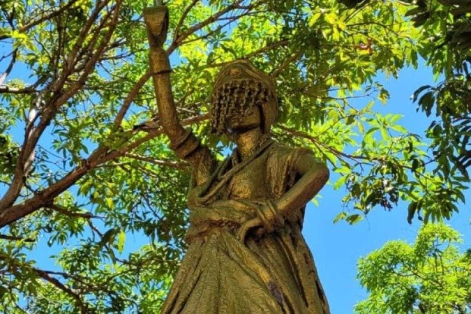 Escultura de Oxum na Praça dos Orixás, que integra o roteiro do afroturismo na capital federal Escultura de Oxum na Praça dos Orixás, que integra o roteiro do afroturismo na capital federal