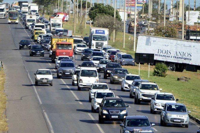 Trânsito tem virado rotina nas manhãs dos brasilienses, que sofrem sem opções sem congestionamento - (crédito: Marcelo Ferreira/CB/D.A Press) Trânsito tem virado rotina nas manhãs dos brasilienses, que sofrem sem opções sem congestionamento - (crédito: Marcelo Ferreira/CB/D.A Press)