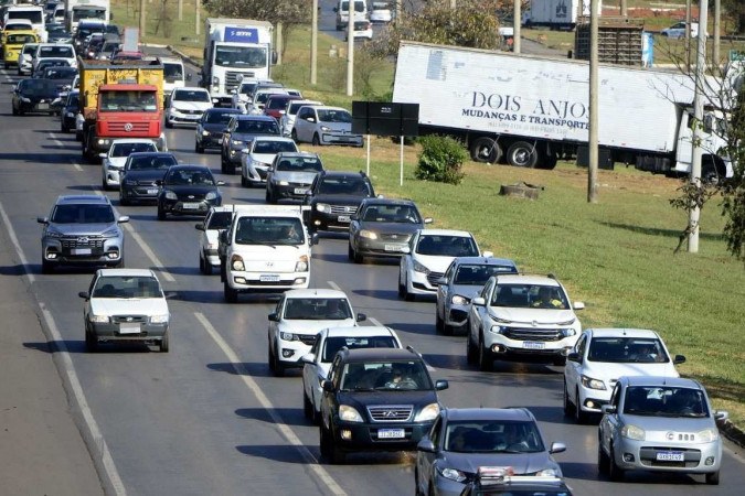  15/06/2023 Crédito: Marcelo Ferreira/CB/D.A Press. Brasil. Brasilia - DF - Infrações de trânsito. Motoristas dirigindo na faixa exclusiva. Estrada Parque Núcleo Bandeirante EPNB -  (crédito:  Marcelo Ferreira/CB/D.A Press)