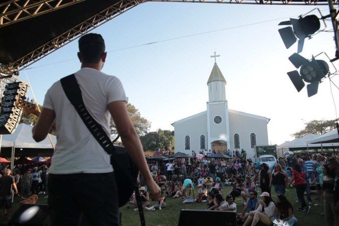 Na praça em frente à Igreja Santo Antônio, artistas e artesãos expõem seus trabalhos para o público - (crédito: Prefeitura Municipal de Alexânia) Na praça em frente à Igreja Santo Antônio, artistas e artesãos expõem seus trabalhos para o público - (crédito: Prefeitura Municipal de Alexânia)