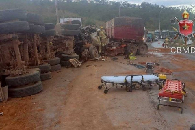 Colisão entre duas carretas na DF-150 deixa motoristas presos às ferragens - (crédito: CBMDF/Divulgação) Colisão entre duas carretas na DF-150 deixa motoristas presos às ferragens - (crédito: CBMDF/Divulgação)
