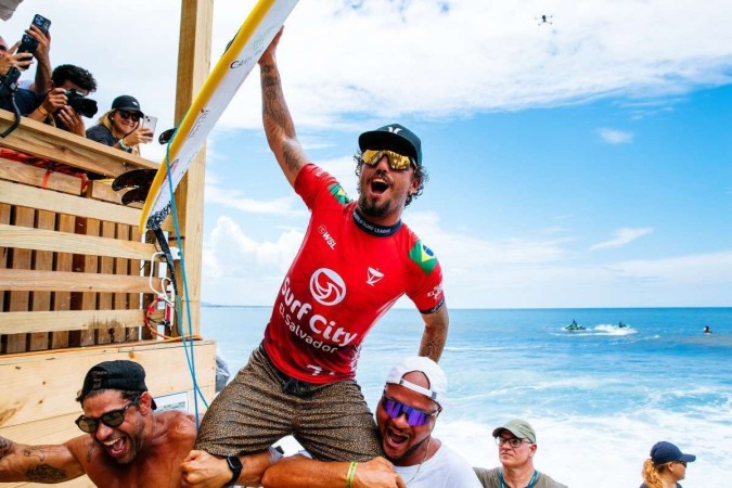 Filipe Toledo conquistou etapa nesta temporada pela segunda e está em segundo na corrida pelo título -  (crédito: Aaron Hughes/World Surf League)