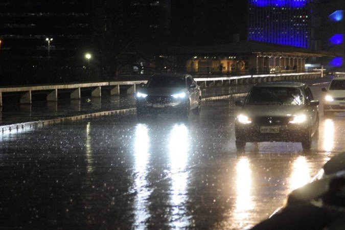 Com as chuvas, as pistas ficam escorregadias e a atenção dos motoristas deve ser redobrada - (crédito: Minervino Júnior/CB/D.A.Press) Com as chuvas, as pistas ficam escorregadias e a atenção dos motoristas deve ser redobrada - (crédito: Minervino Júnior/CB/D.A.Press)