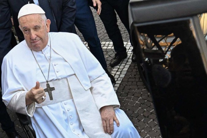 Papa Francisco tem noite tranquila após cirurgia, diz Vaticano