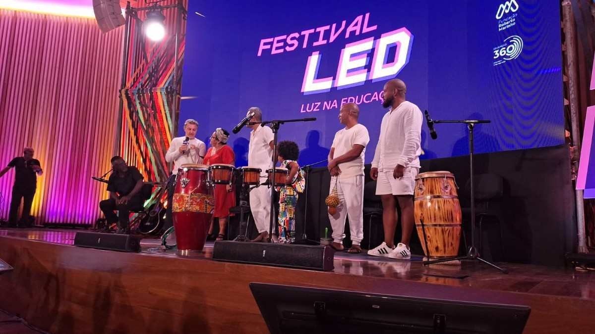 O painel também foi marcado pela apresentação musical feita de Tom Zé, menino que se apresenta com os ancestrais: pai, avós e bisavó