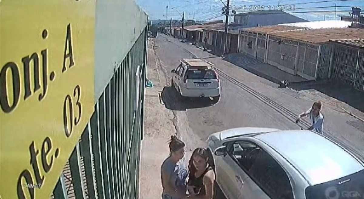Armados, ladrões anunciam assalto e apontam arma para criança; veja vídeo