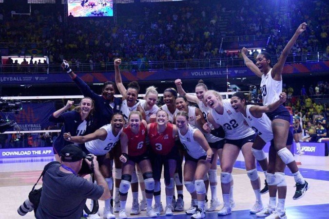 Jogadoras dos Estados Unidos comemoram a vitória sobre o Brasil em Brasília