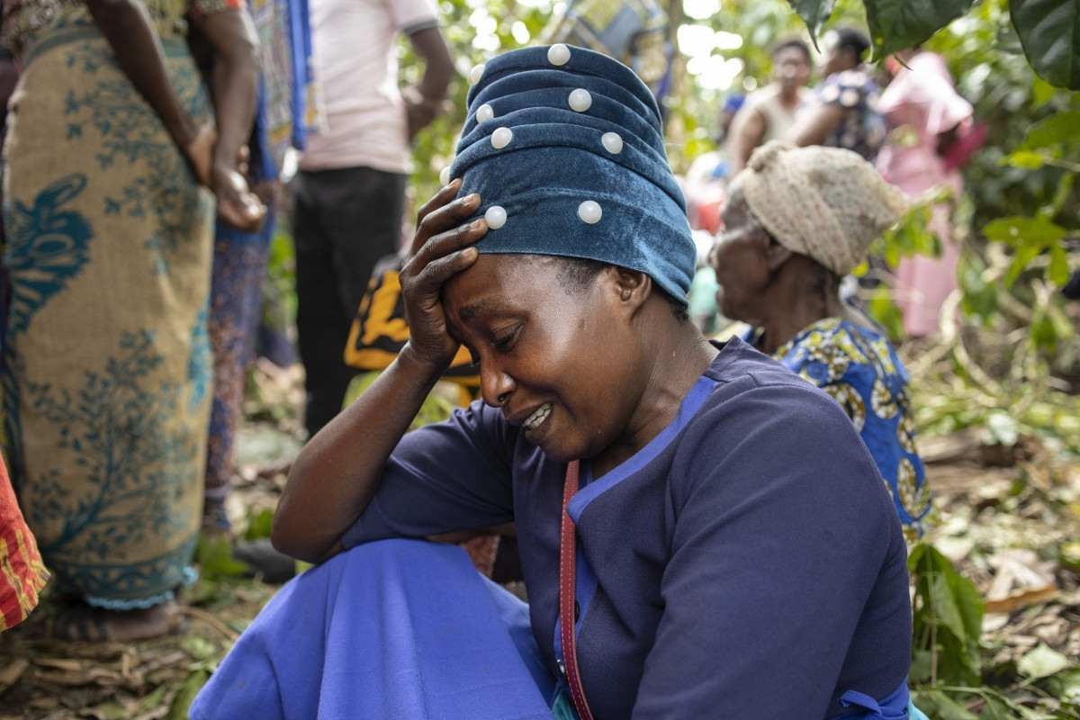 Familiares buscam notícias de entes queridos após massacre em escola em Uganda