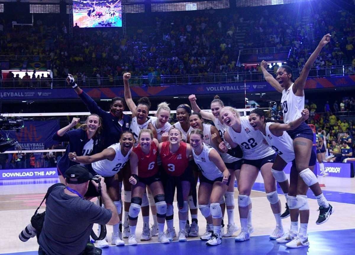 Jogadoras dos Estados Unidos comemoram a vitória sobre o Brasil em Brasília