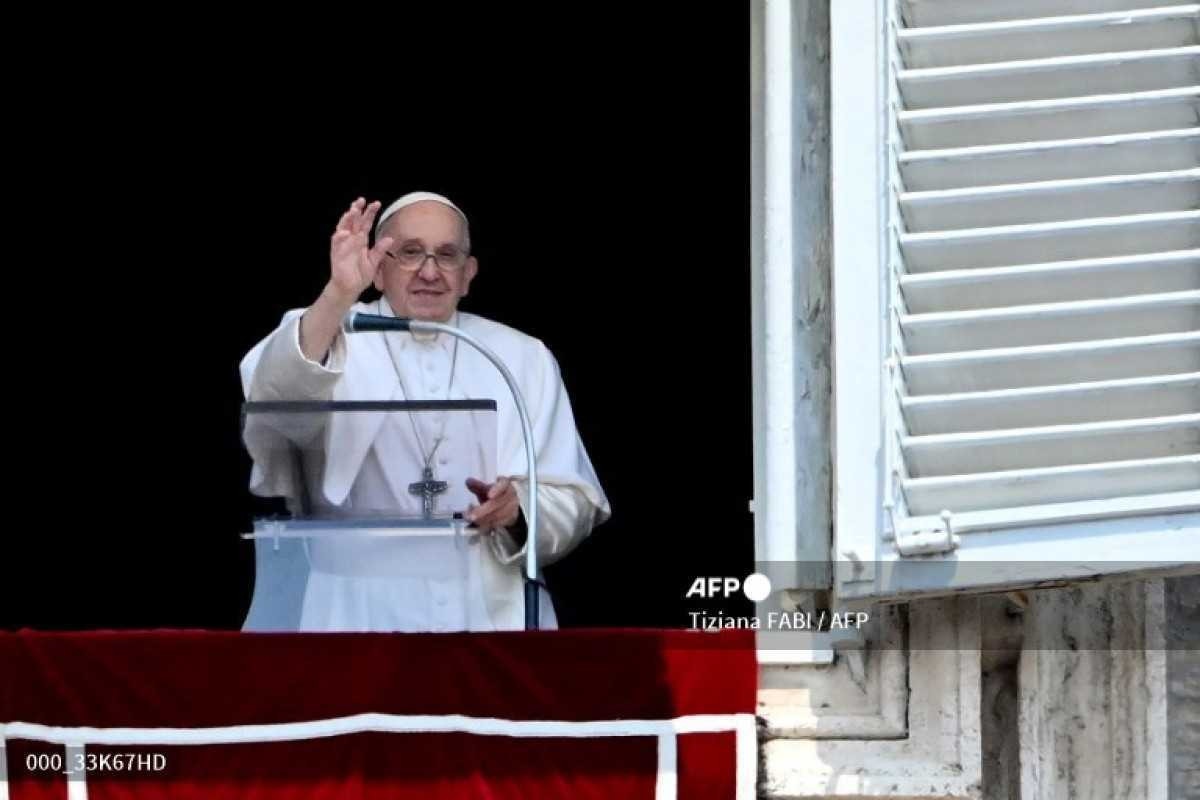 Papa celebra o Angelus diante de milhares de fiéis após sua operação