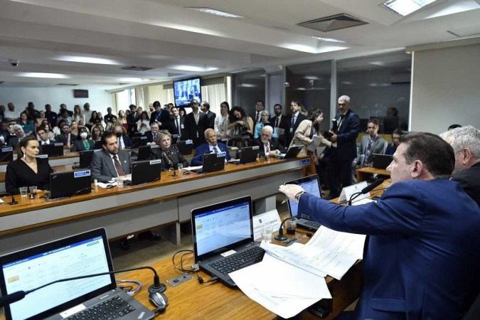 Projeto prevê que empresas com até 10 empregados podem contratar uma pessoa aposentada e obter a isenção do FGTS e da contribuição do INSS -  (crédito: Geraldo Magela/Agência Senado)