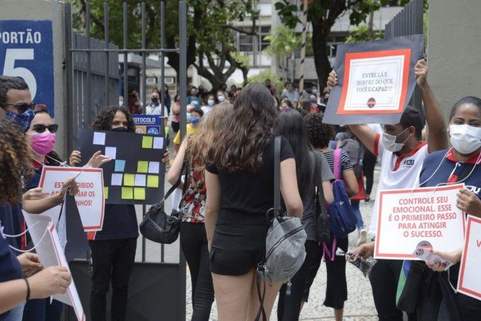 Estudantes chegam para o primeiro dia de prova do Enem 2021 - (crédito: Tomaz Silva/Agência Brasil) Estudantes chegam para o primeiro dia de prova do Enem 2021 - (crédito: Tomaz Silva/Agência Brasil)