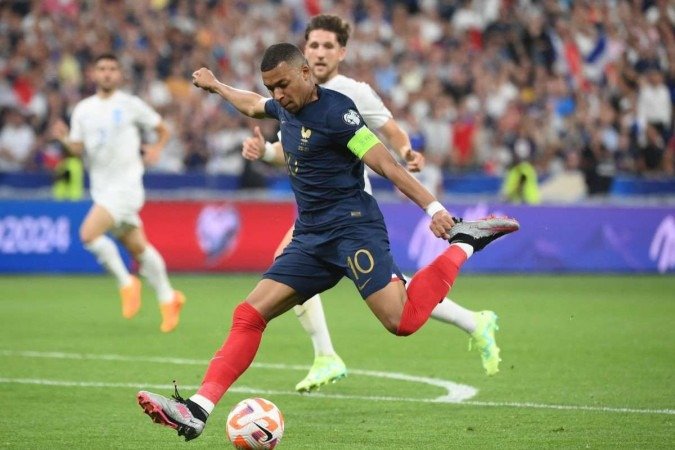  France's forward Kylian Mbappe kicks the ball during the UEFA Euro 2024 group B qualification football match between France and Greece at the Stade de France in Saint-Denis, in the northern outskirts of Paris, on June 19, 2023. (Photo by FRANCK FIFE / AFP)
       -  (crédito: Franck Fife/AFP)