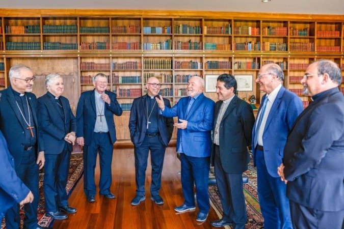 Presidente Luiz Inácio Lula da Silva (PT) recebe lideranças da Conferência Nacional dos Bispos do Brasil (CNBB) e núncio apostólico do Vaticano no Brasil em reunião no Alvorada 19/6 - (crédito: Ricardo Stuckert) Presidente Luiz Inácio Lula da Silva (PT) recebe lideranças da Conferência Nacional dos Bispos do Brasil (CNBB) e núncio apostólico do Vaticano no Brasil em reunião no Alvorada 19/6 - (crédito: Ricardo Stuckert)