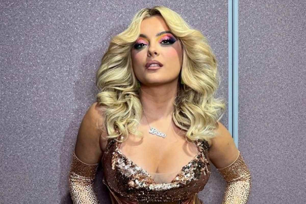 Bebe Rexha é atingida na cabeça por celular durante show em NY