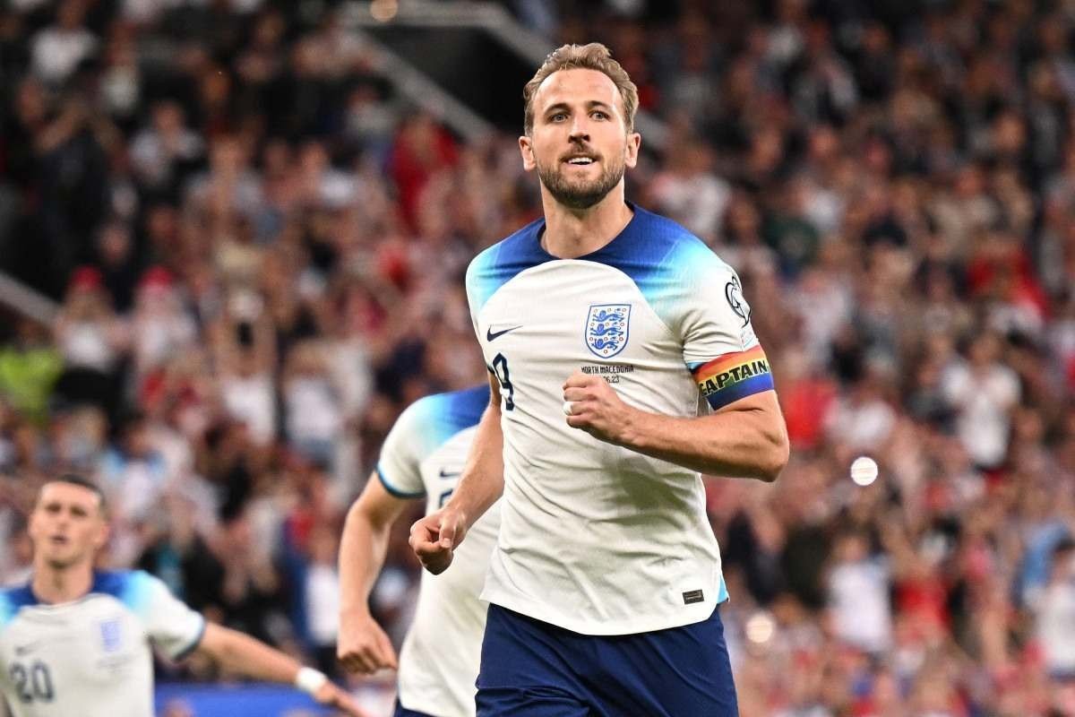 Centroavante ingl&ecirc;s Harry Kane comemora gol correndo para frente 