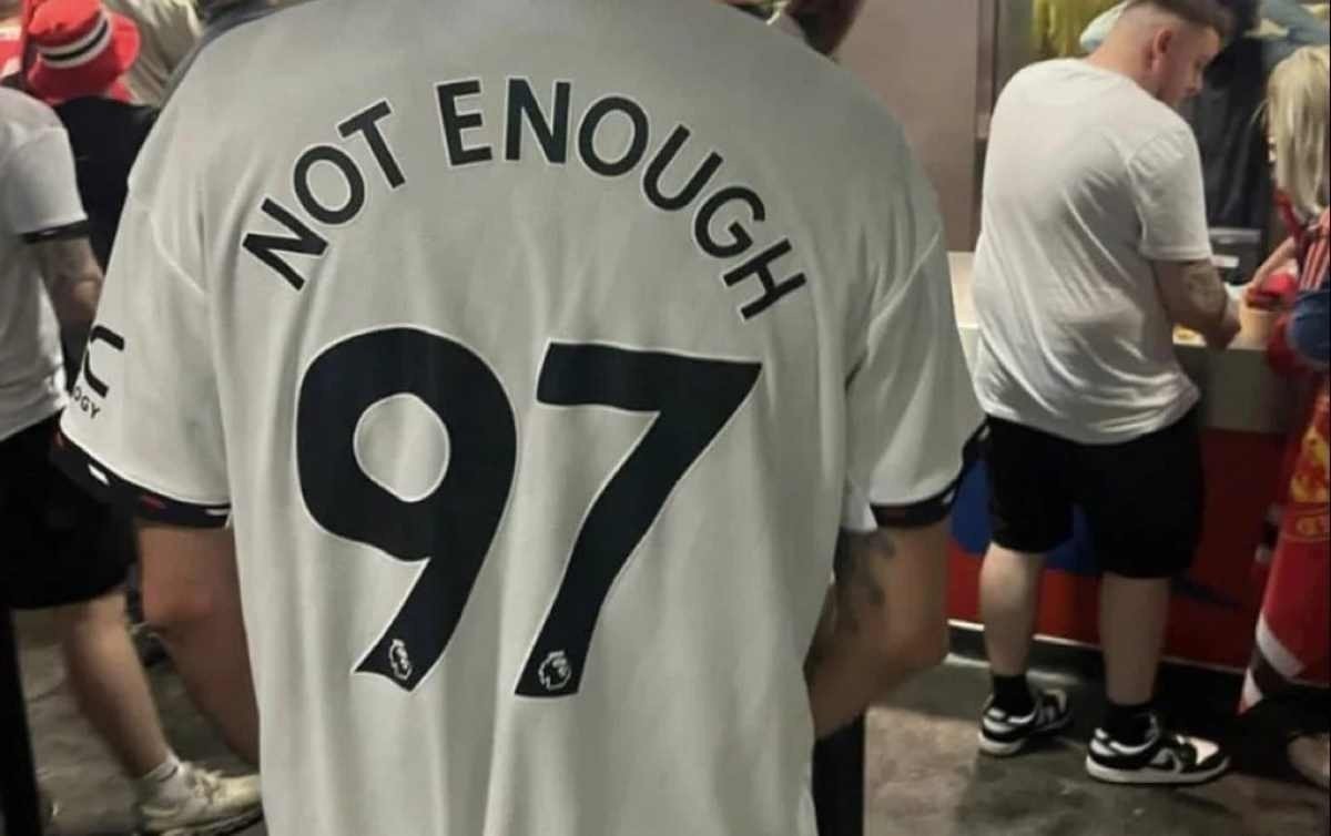 Torcedor do United é banido por 4 anos por usar camisa com deboche à tragédia de Hillsborough