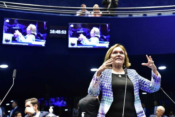 À bancada, em pronunciamento, senadora Zenaide Maia (PSD-RN), relatora da MP que retoma o Mais Médicos
- (crédito: Waldemir Barreto/Agência Senado) À bancada, em pronunciamento, senadora Zenaide Maia (PSD-RN), relatora da MP que retoma o Mais Médicos
- (crédito: Waldemir Barreto/Agência Senado)