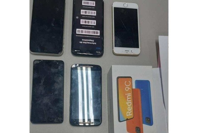 Celulares apreendidos em posse do suspeito - (crédito: PCDF/Divulgação) Celulares apreendidos em posse do suspeito - (crédito: PCDF/Divulgação)