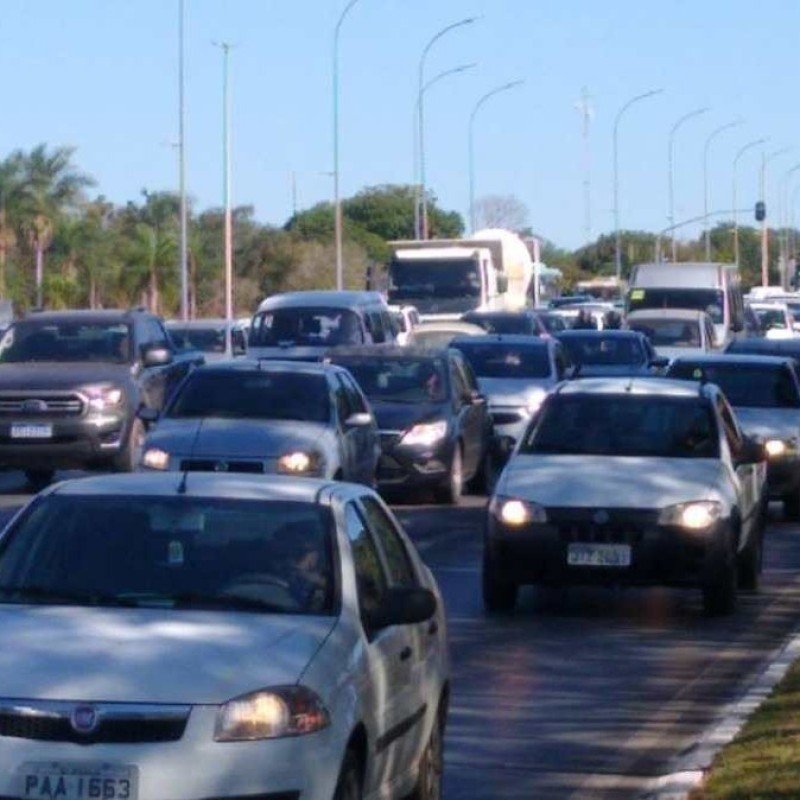 Trânsito no Eixo Monumental engarrafa com interdição de vias para desfile