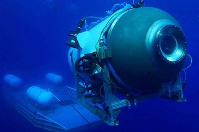 O submersível Titan é lançado de plataforma, em foto de arquivo: perda de contato com a superfície ocorreu no domingo (18/6)
 -  (crédito: OceanGate Expeditions/AFP)