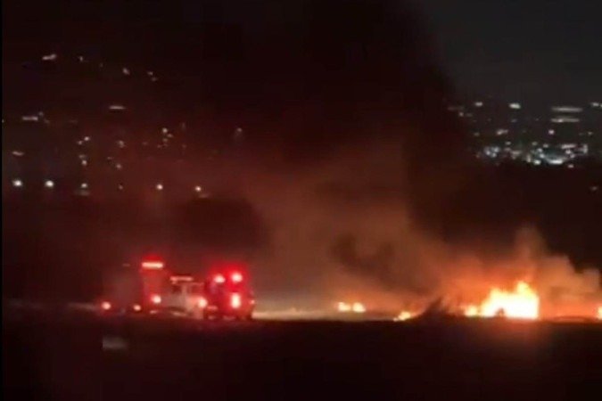 Carro em chamas, depois de ser atingido por míssil, perto de Jenin