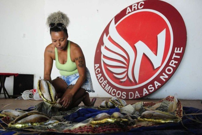  21/06/2023. Crédito: Minervino Júnior/CB/D.A Press. Brasil.  Brasilia - DF.Preparativos no barracão da escola de samba da Asa Norte para o desfile que será realizado neste fim de semana. Nani Ferreira, porta-bandeira da Acadêmicos