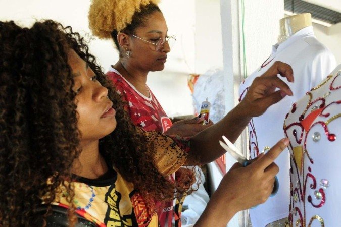 ... rainha de bateria, Gilmara dos Santos retoca a roupa que vai usar