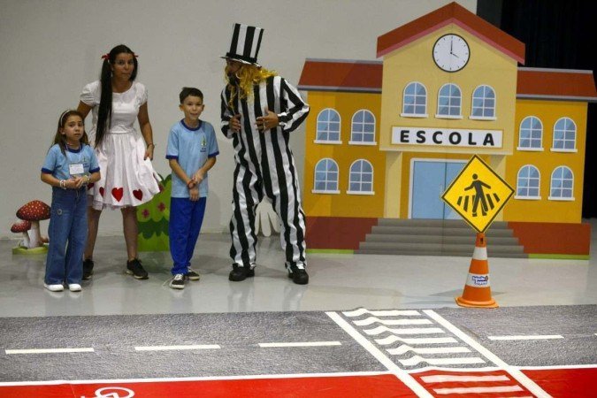  21/06/2023 Crédito: Marcelo Ferreira/CB/D.A Press. Brasil. Brasilia - DF - Escola Vivencial de Trânsito Transitolândia, recebe alunos da Escola Classe 502 de Samambaia. Alunos Ester Justo e Heitor durante a apresentação de teatro lúdica. 