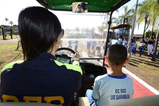  Crianças aprendem sobre regras de trânsito enquanto se divertem na Transitolândia.