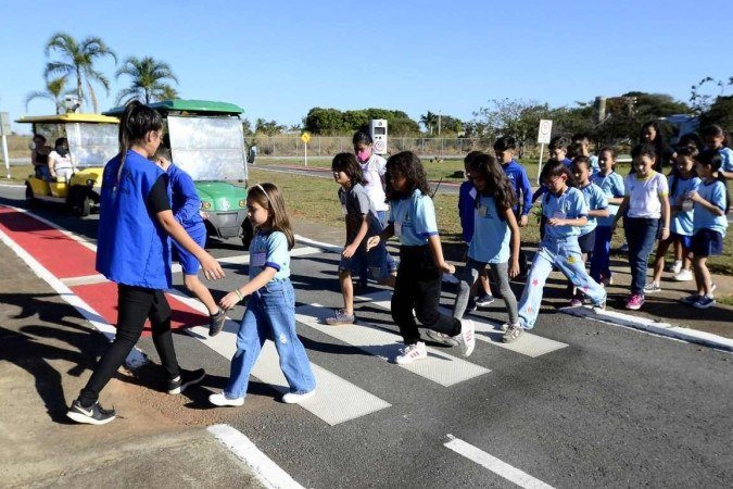  Crianças aprendem sobre regras de trânsito enquanto se divertem na Transitolândia.