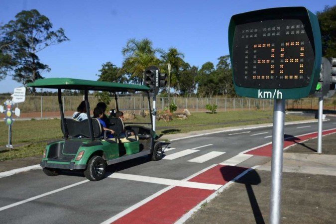 Passeio de carro feito pelos alunos na Transitolândia 