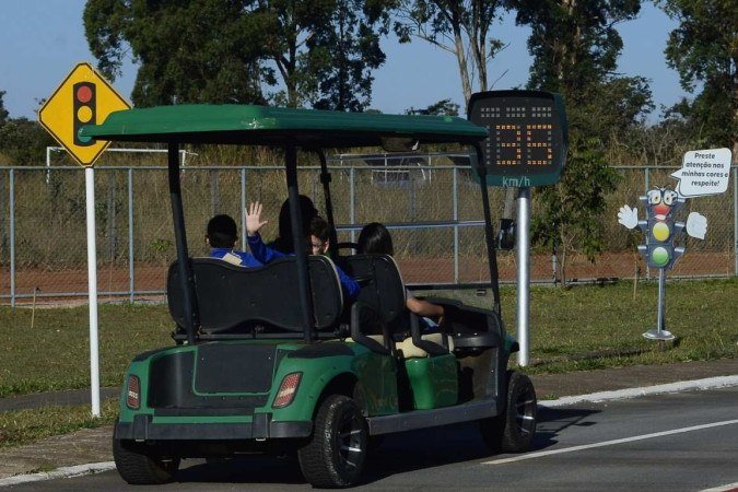  Crianças aprendem sobre regras de trânsito enquanto se divertem na Transitolândia.